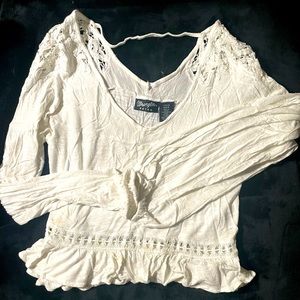 Wrangler white loose top with lace on shoulders